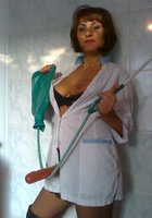 Длинноногая брюнетка лежит на кровати голая 2 фото Длинноногая брюнетка лежит на кровати голая 2 фото