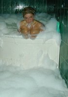 Голая блондинка купается в ванне с пеной 11 фото Голая блондинка купается в ванне с пеной 11 фото