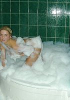 Голая блондинка купается в ванне с пеной 14 фото Голая блондинка купается в ванне с пеной 14 фото