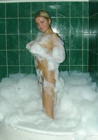 Голая блондинка купается в ванне с пеной 16 фото Голая блондинка купается в ванне с пеной 16 фото