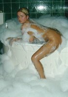 Голая блондинка купается в ванне с пеной 15 фото Голая блондинка купается в ванне с пеной 15 фото