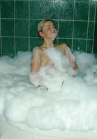 Голая блондинка купается в ванне с пеной 2 фото Голая блондинка купается в ванне с пеной 2 фото