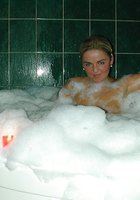 Голая блондинка купается в ванне с пеной 1 фото Голая блондинка купается в ванне с пеной 1 фото