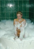 Голая блондинка купается в ванне с пеной 18 фото Голая блондинка купается в ванне с пеной 18 фото