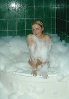Голая блондинка купается в ванне с пеной 10 фото Голая блондинка купается в ванне с пеной 10 фото