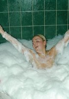 Голая блондинка купается в ванне с пеной 7 фото Голая блондинка купается в ванне с пеной 7 фото