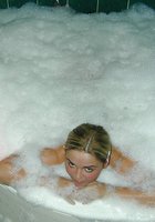 Голая блондинка купается в ванне с пеной 12 фото Голая блондинка купается в ванне с пеной 12 фото