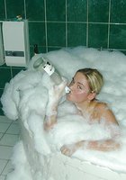 Голая блондинка купается в ванне с пеной 3 фото Голая блондинка купается в ванне с пеной 3 фото