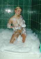 Голая блондинка купается в ванне с пеной 19 фото Голая блондинка купается в ванне с пеной 19 фото