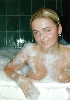 Голая блондинка купается в ванне с пеной 8 фото Голая блондинка купается в ванне с пеной 8 фото
