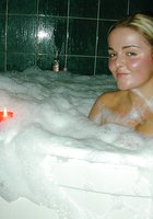 Голая блондинка купается в ванне с пеной 4 фото Голая блондинка купается в ванне с пеной 4 фото