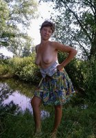 Зрелая дама разделась перед мужиком на пикнике 2 фото Зрелая дама разделась перед мужиком на пикнике 2 фото