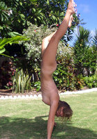 Белокурая милашка без трусиков сливается с природой 13 фото Белокурая милашка без трусиков сливается с природой 13 фото