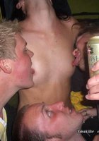 Выпившие девки в ночном клубе показывают сиськи 4 фото Выпившие девки в ночном клубе показывают сиськи 4 фото