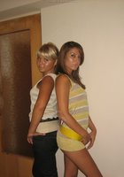 Смазливые подруги отдыхают на пляже в трусиках 2 фото Смазливые подруги отдыхают на пляже в трусиках 2 фото