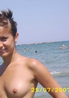 Смазливые подруги отдыхают на пляже в трусиках 22 фото Смазливые подруги отдыхают на пляже в трусиках 22 фото