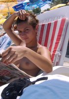 Смазливые подруги отдыхают на пляже в трусиках 24 фото Смазливые подруги отдыхают на пляже в трусиках 24 фото