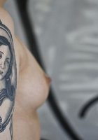 Чертовка с татуировками показывает свои прелести 15 фото Чертовка с татуировками показывает свои прелести 15 фото