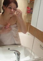 Рыжая девушка ласкает себя в ванной 5 фото Рыжая девушка ласкает себя в ванной 5 фото