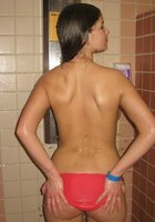 Подруги принимают душ в купальниках 15 фото Подруги принимают душ в купальниках 15 фото