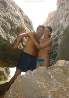 Стройная красотка оголила маленькие сиськи у бурной реки 11 фото Стройная красотка оголила маленькие сиськи у бурной реки 11 фото