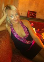 Блондинка позирует в комнате, в ванной, на балконе и на мосту 5 фото Блондинка позирует в комнате, в ванной, на балконе и на мосту 5 фото