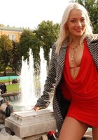 Блондинка позирует в комнате, в ванной, на балконе и на мосту 1 фото Блондинка позирует в комнате, в ванной, на балконе и на мосту 1 фото