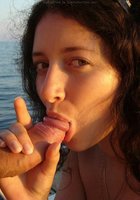 Длинноволосая чика не носит трусы под сарафаном 13 фото