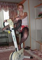 Рыжая красавица раздевается на домашнем тренажере 11 фото Рыжая красавица раздевается на домашнем тренажере 11 фото