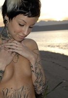 Татуированная неформалка позирует топлес на берегу водоема 1 фото Татуированная неформалка позирует топлес на берегу водоема 1 фото