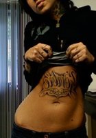 Татуированная неформалка позирует топлес на берегу водоема 6 фото Татуированная неформалка позирует топлес на берегу водоема 6 фото