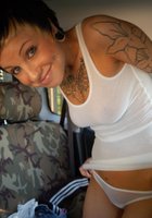 Татуированная неформалка позирует топлес на берегу водоема 11 фото Татуированная неформалка позирует топлес на берегу водоема 11 фото