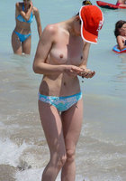 Стройные девушки щеголяют по пляжу в одних только трусах 7 фото Стройные девушки щеголяют по пляжу в одних только трусах 7 фото