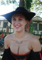 Пышная дамочка развлекается в шумной компании 7 фото Пышная дамочка развлекается в шумной компании 7 фото