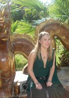 Пышная дамочка развлекается в шумной компании 8 фото Пышная дамочка развлекается в шумной компании 8 фото