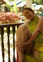 Барышня с волосатой киской лежит на кровати без трусов и лифчика 11 фото Барышня с волосатой киской лежит на кровати без трусов и лифчика 11 фото