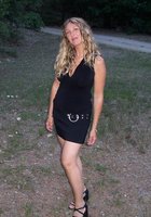 Белобрысая мамка с обвисшей грудью загорает без трусов 1 фото Белобрысая мамка с обвисшей грудью загорает без трусов 1 фото