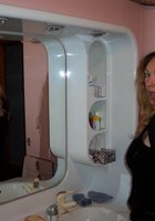 Белобрысая мамка с обвисшей грудью загорает без трусов 2 фото Белобрысая мамка с обвисшей грудью загорает без трусов 2 фото