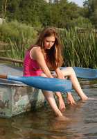 Девушка неподдельной красоты отдыхает на озере 3 фото Девушка неподдельной красоты отдыхает на озере 3 фото