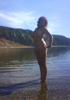 Сисястая цыпочка светит голым бюстом на фоне реки 12 фото Сисястая цыпочка светит голым бюстом на фоне реки 12 фото