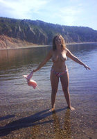 Сисястая цыпочка светит голым бюстом на фоне реки 10 фото Сисястая цыпочка светит голым бюстом на фоне реки 10 фото