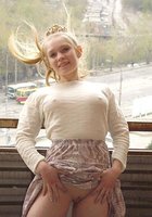 Соседка разделась на балконе многоэтажки 2 фото Соседка разделась на балконе многоэтажки 2 фото