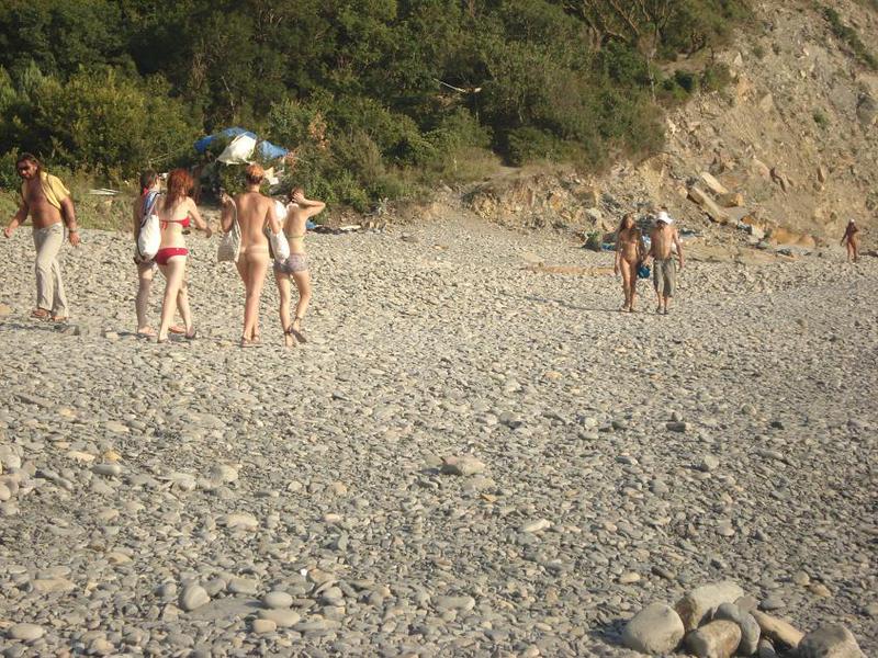 Разрисованная модель позирует на пляже 1 фотография