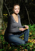 Очаровательная скромница демонстрирует свои прелести в осеннем парке 1 фото Очаровательная скромница демонстрирует свои прелести в осеннем парке 1 фото