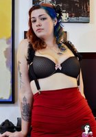 Пухленькая девушка с татуировками позирует в комнате 2 фото Пухленькая девушка с татуировками позирует в комнате 2 фото