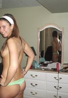 Улыбчивая молодуха в спальне шалит в одних только трусиках 9 фото Улыбчивая молодуха в спальне шалит в одних только трусиках 9 фото