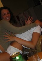 Гламурная брюнетка сама лапает свои большие сиськи и дает подруге 23 фото Гламурная брюнетка сама лапает свои большие сиськи и дает подруге 23 фото