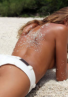 Katya Clover в белых трусиках позирует на пляже 5 фото Katya Clover в белых трусиках позирует на пляже 5 фото