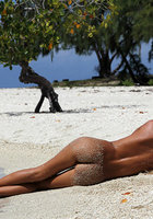 Katya Clover в белых трусиках позирует на пляже 12 фото Katya Clover в белых трусиках позирует на пляже 12 фото