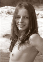 Девушка позирует на ящике с камнями 6 фото Девушка позирует на ящике с камнями 6 фото